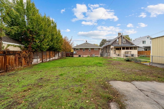 Building Photo - 1086 S Lk St