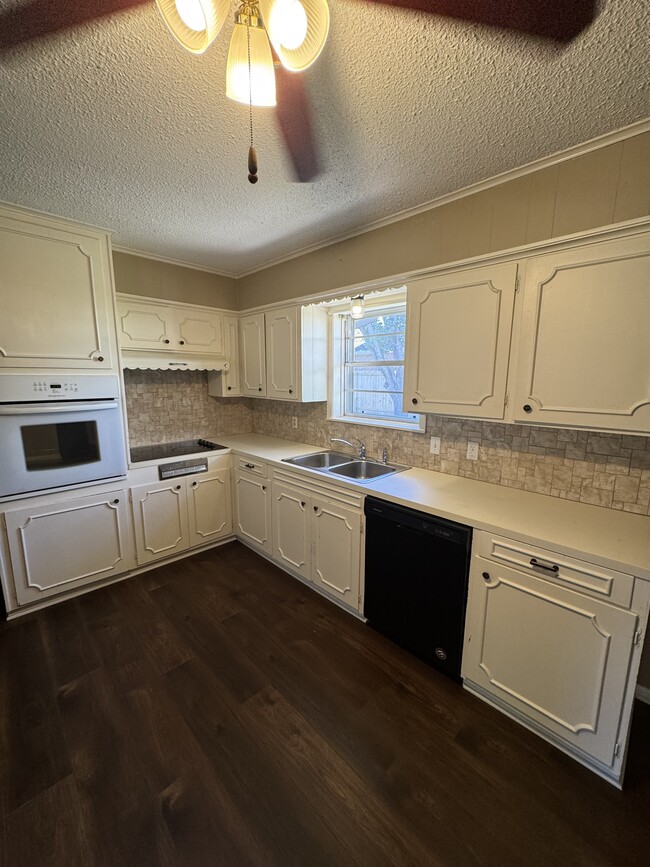 Foto del edificio - 8101 Karen Dr