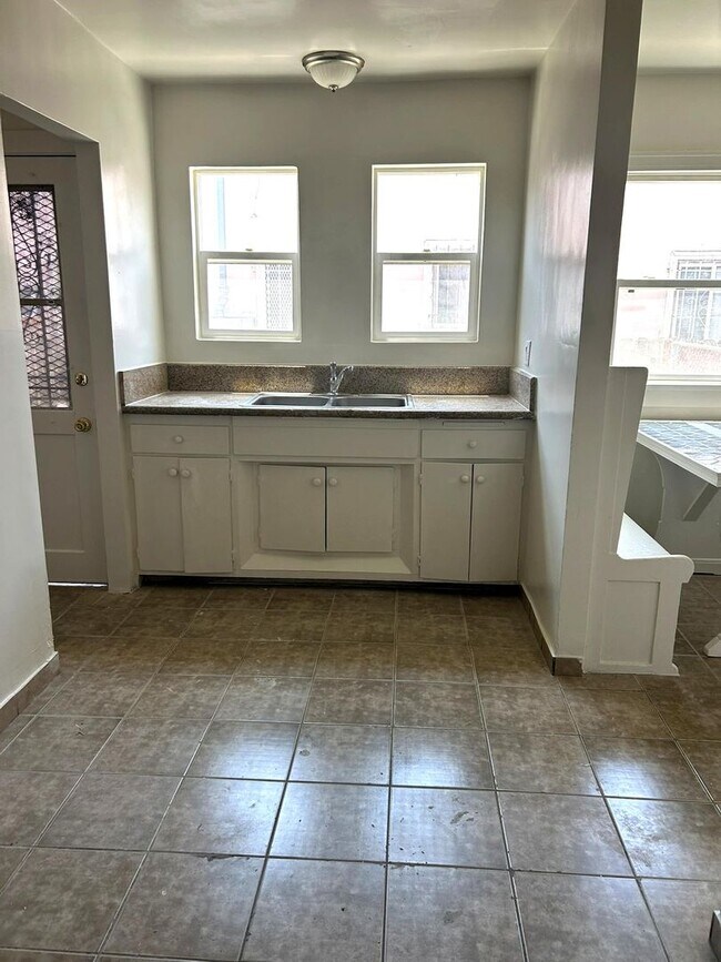 Building Photo - 3rd Ave Duplex