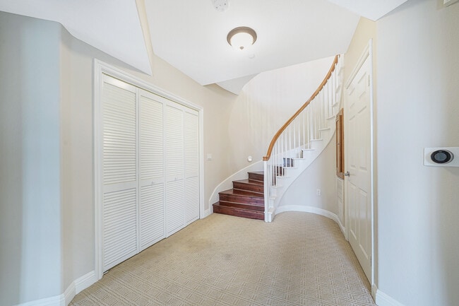 Building Photo - 5831 Seawalk Dr