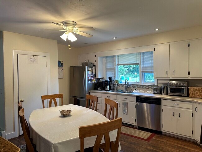 Building Photo - 63 Waverly St