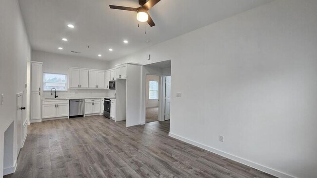 Building Photo - 2817 Vinnie Street - C