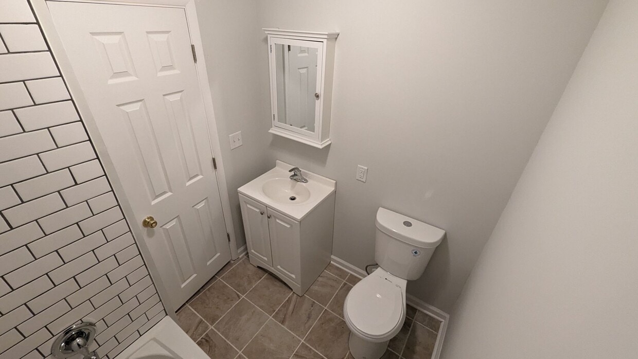 Building Photo - 2 Bedroom, fully renovated!