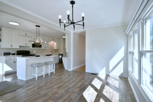Foto del edificio - 646 Spring Rd