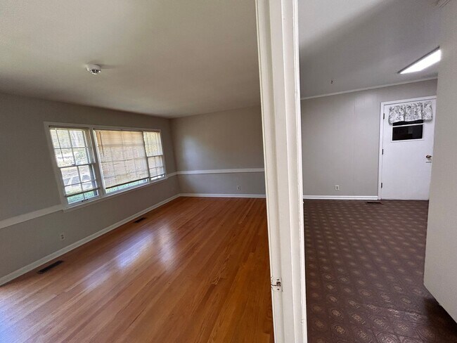 Foto del edificio - 2405 Laverne Dr NW