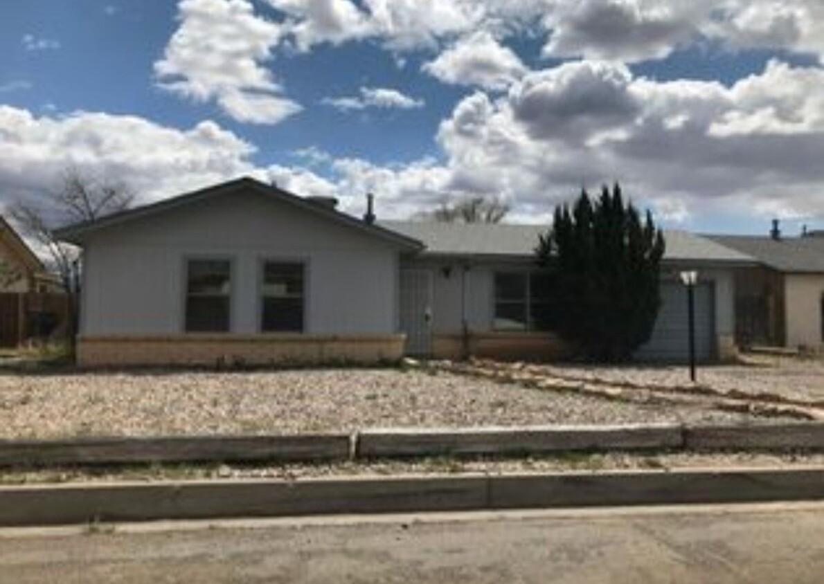 Primary Photo - 3 bed 2 bath