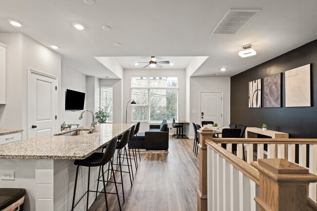 Foto del edificio - 2037 Statesville Ave