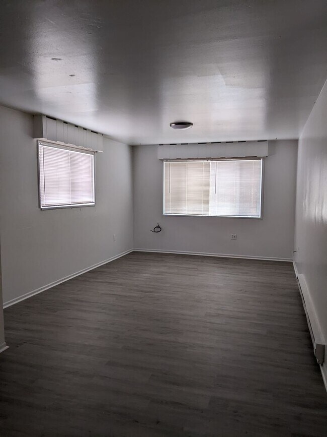 Building Photo - One Bed and One Bathroom Unit