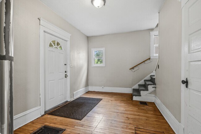 Building Photo - Great 5BD/1BA House Near U of M. Must See!...