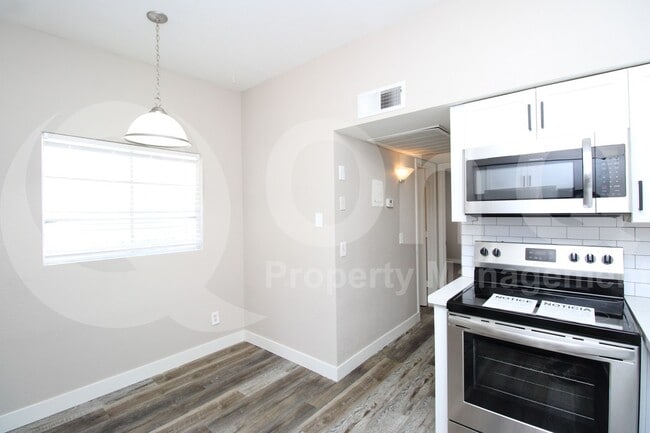 Foto del edificio - 2807 E Paradise Ln