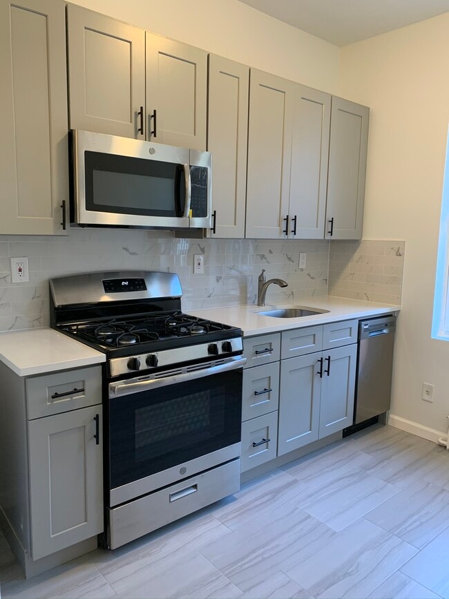 Building Photo - 102 Graham Ave