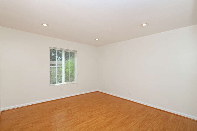 Building Photo - 239 Streamwood