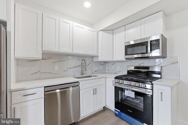 Building Photo - 213 Hermitage St