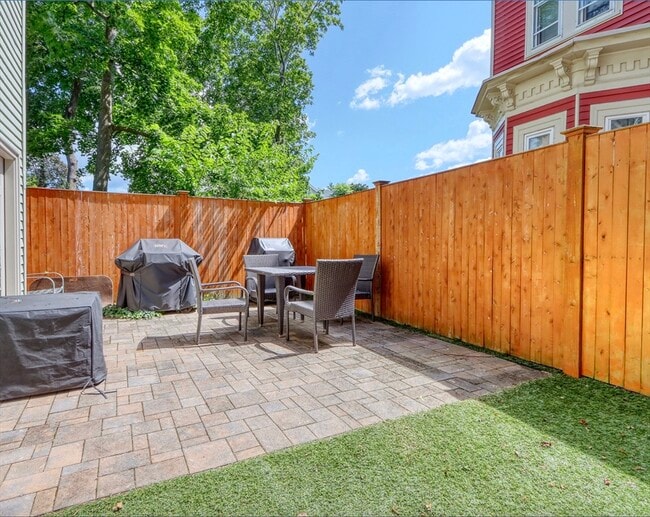 Building Photo - 14 Holton St