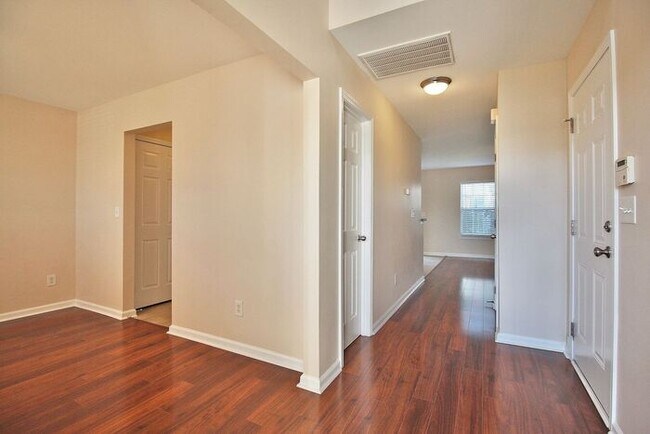 Building Photo - Spacious 4BD/2.5BA Home in Moorecrest!