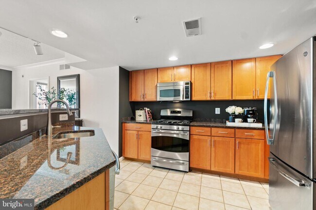 Foto del edificio - 2220 Fairfax Dr