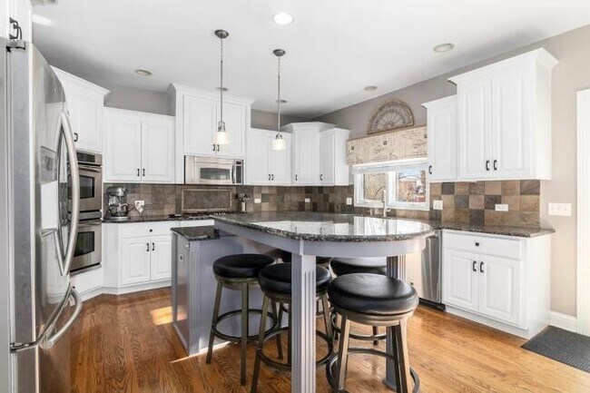 Building Photo - 6 bedroom in NAPERVILLE IL 60564