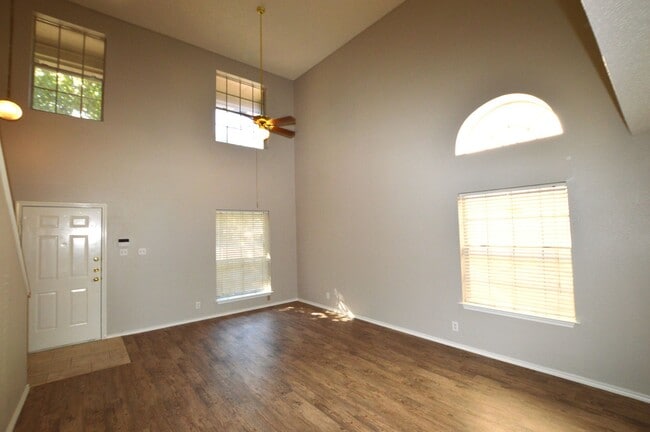 Foto del edificio - 9602 Copper Creek Dr