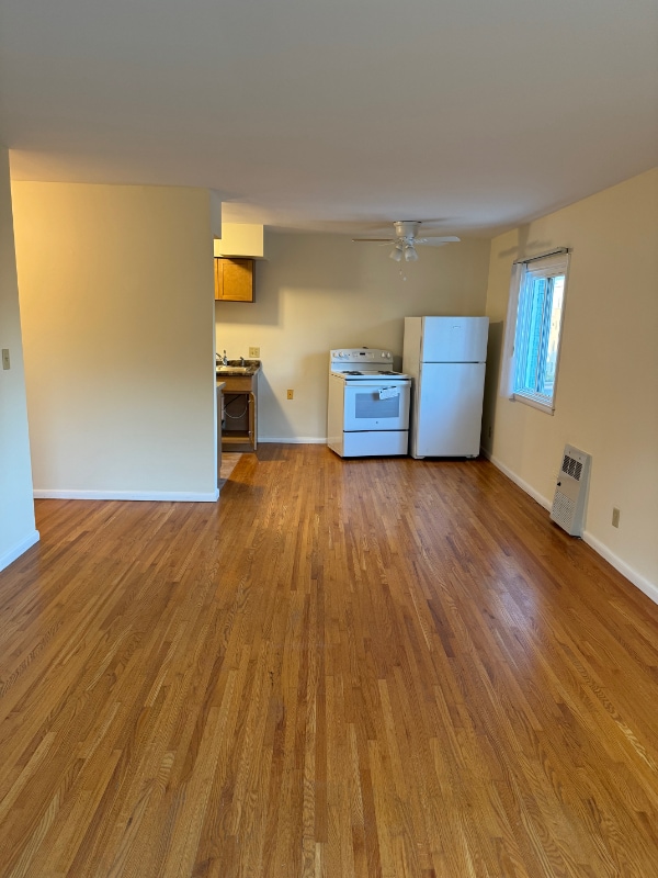 Building Photo - 1585 W Highland Pkwy