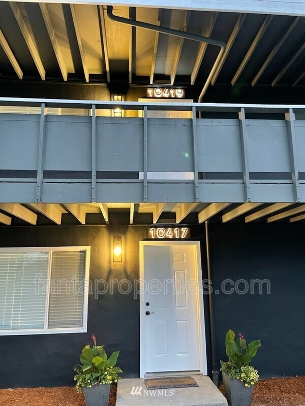 Building Photo - 10417 Aqua Way S