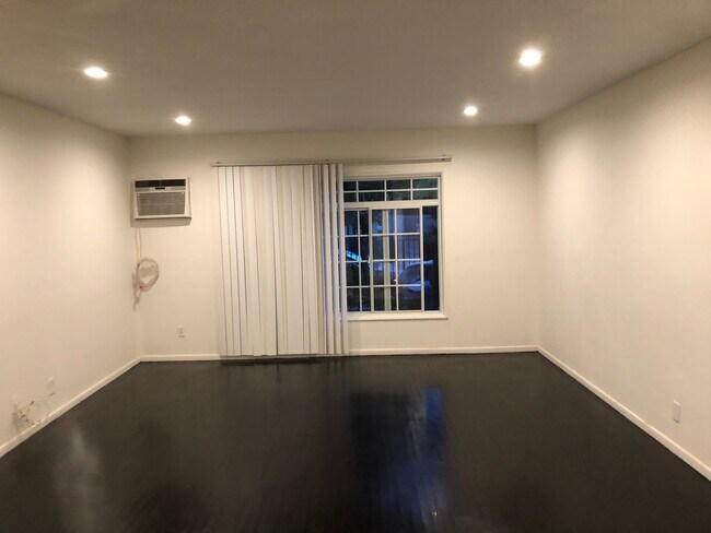 living room - 1216 N McCadden Pl