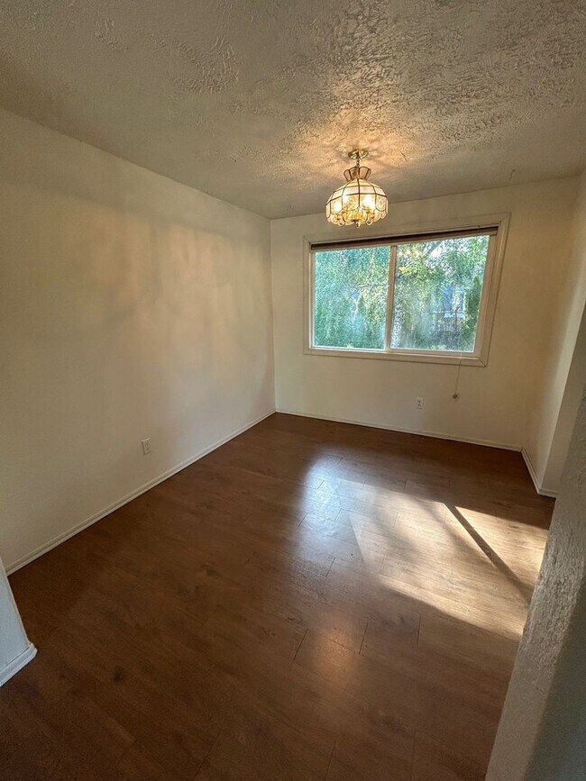 Building Photo - Ranch 3 Bedroom Home in Hearthwood Neighbo...