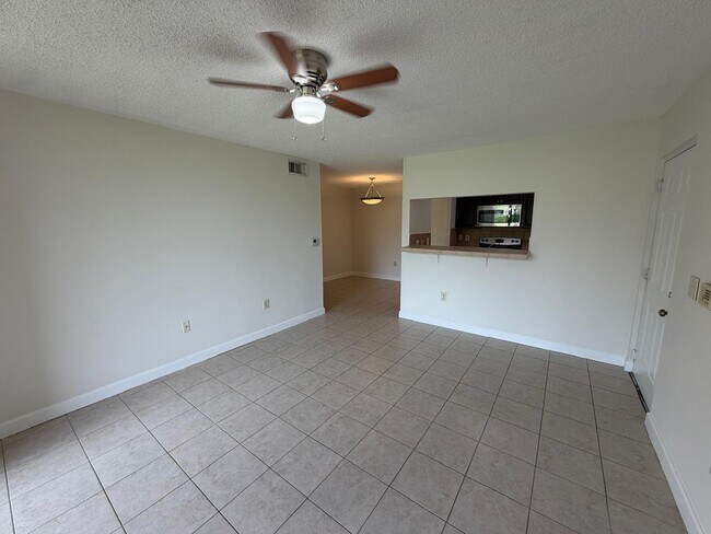 Foto del edificio - 1743 Village Blvd