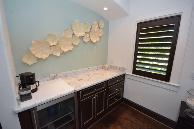 Building Photo - 6501 Minola St