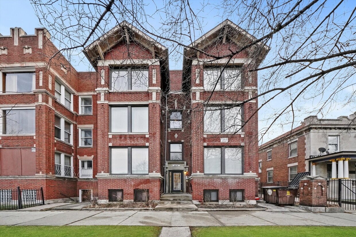 Primary Photo - 6041 S Michigan Ave