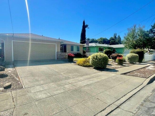 Foto del edificio - 3-Bedroom 2 Bathroom Home in Irvington Fre...