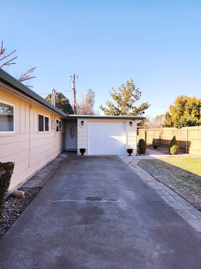 Building Photo - 3 Bedroom Duplex within walking distance t...