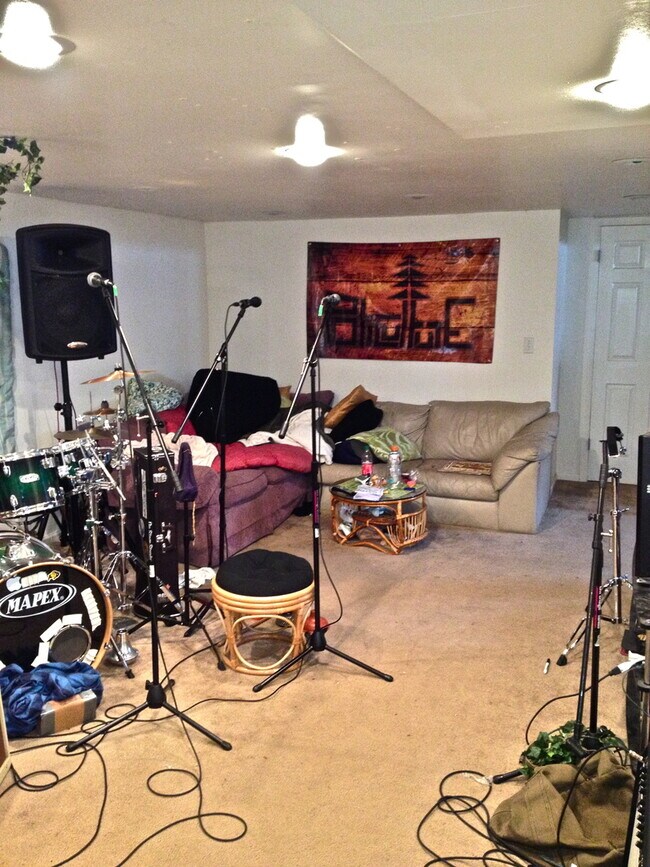 Foto del edificio - PRE-LEASE! 6 Bed 3 Bath House.