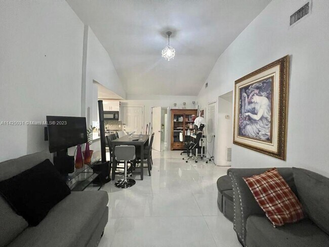 Foto del edificio - 1362 NW 102nd St