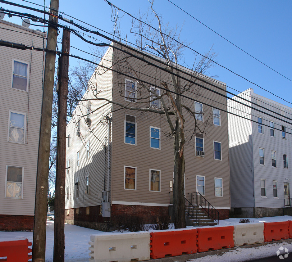 Primary Photo - 83 Henry St