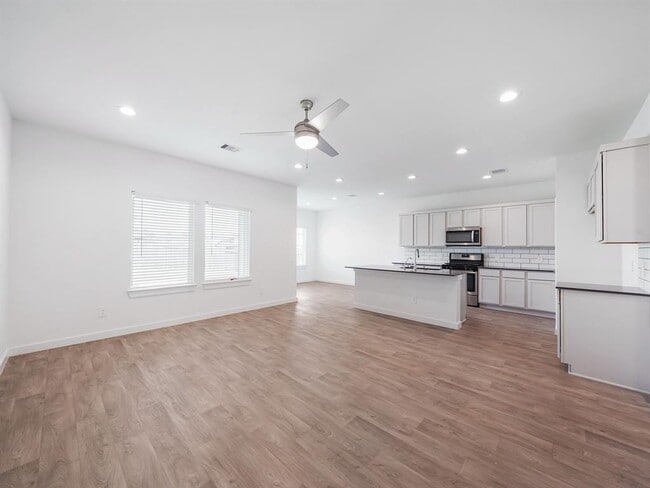 Foto del edificio - 14206 Wonder Lake Ln