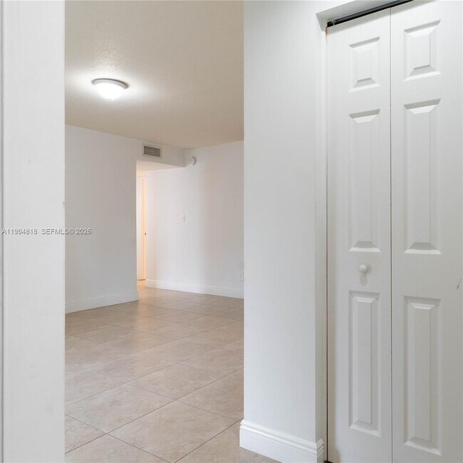 Foto del edificio - 875 Riverside Dr