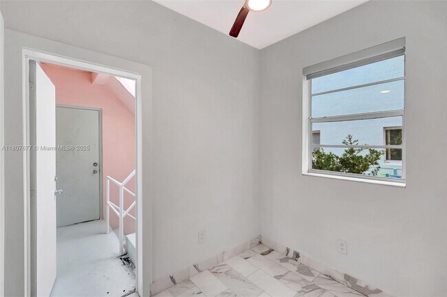 Foto del edificio - 6881 Bay Dr