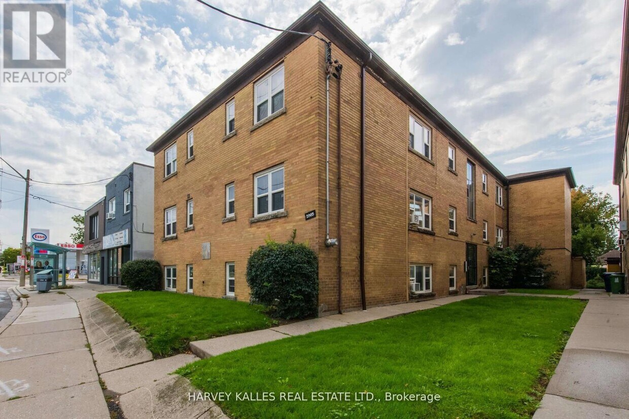 Photo principale - 2905 St Clair Ave E