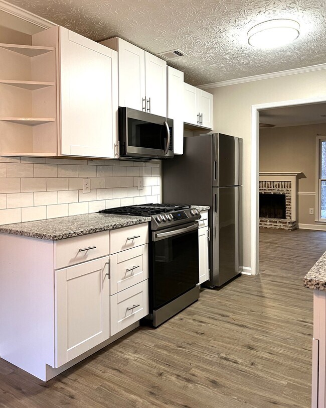 Kitchen, new microwave, fridge & gas stove - 2794 New South Dr