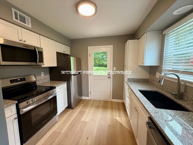 Building Photo - Large Updated 3 Bedroom/2 Bath Duplex in L...