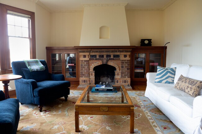 Living room/fireplace/built-in bookcases - 76 Fair Oaks St