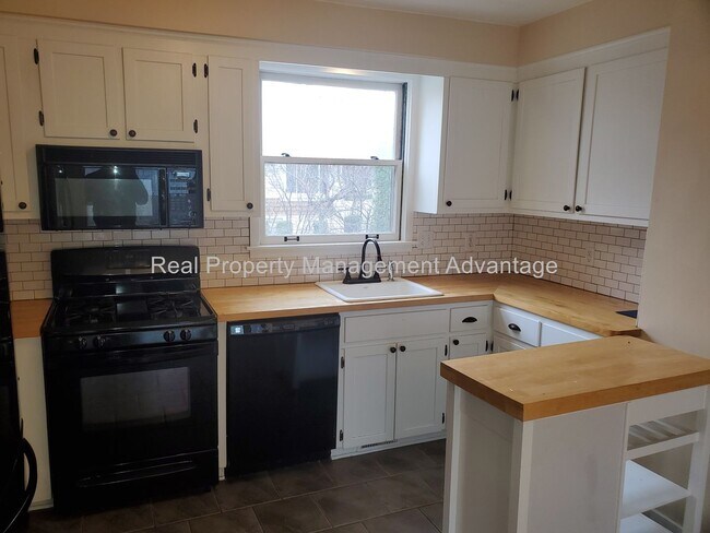 Foto del edificio - Craftsman Style, Modern Amenities Steps fr...