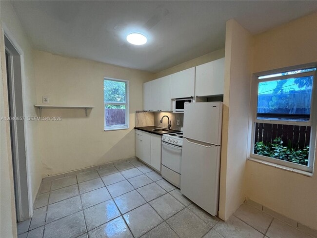Building Photo - 820 SW 31st Ave