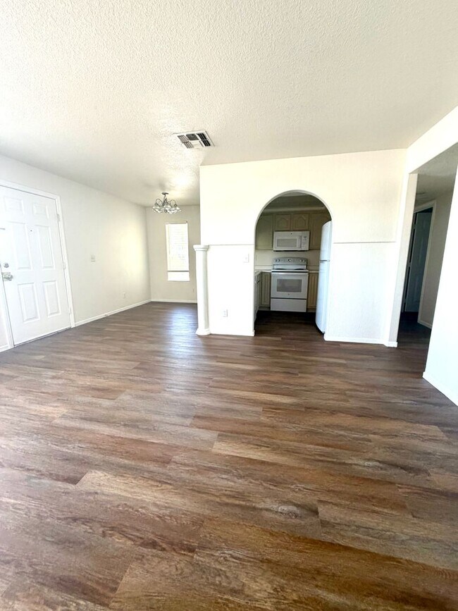 Foto del edificio - Henderson Cute 2 Bedroom Condominium