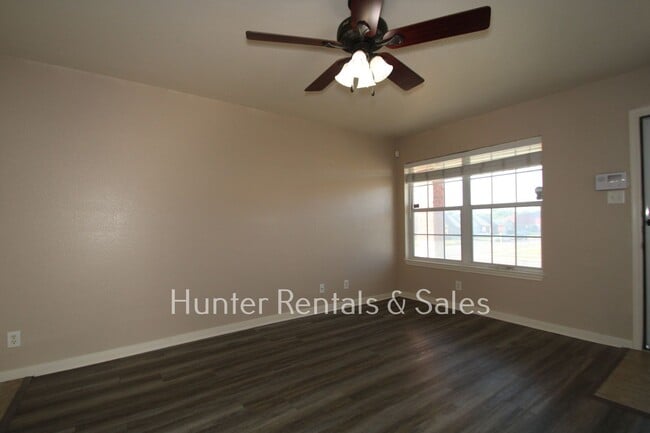 Building Photo - 901 Yi Dr