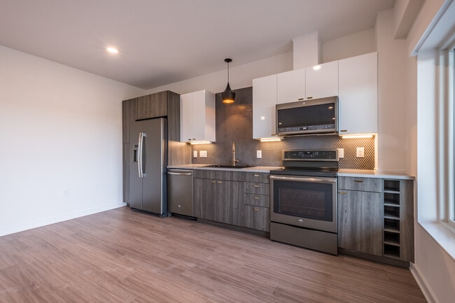 Building Photo - South Austin 2BR Condo with Balcony & Luxury Amenities