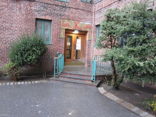 Building Photo - 1 br, 1 bath Apartment - 2090 E Tremont Ave