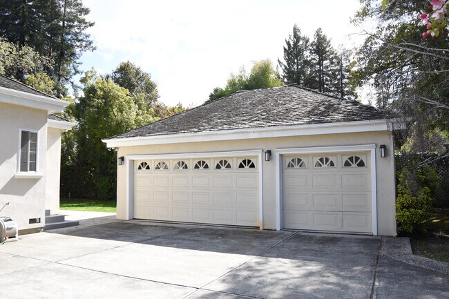 3 Vehicle Garage - 190 El Camino Real