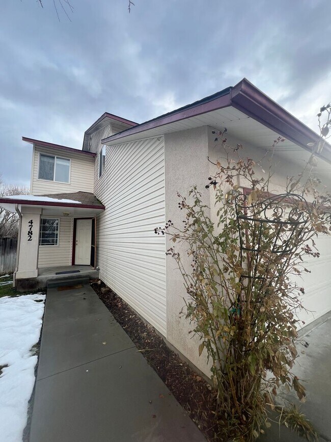 Building Photo - 3 Bedroom 2.5 Bath House