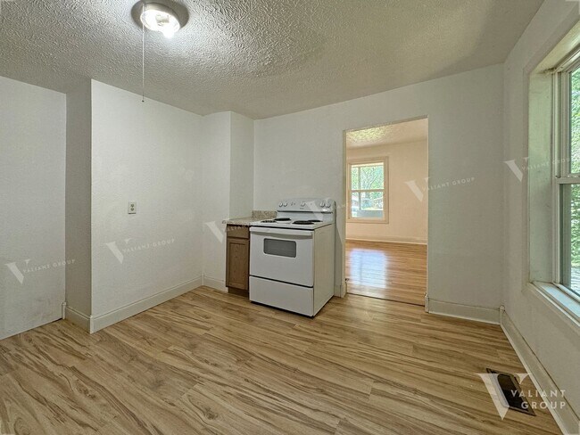 Building Photo - Cozy 3-Bedroom 1-Bathroom in Westside Spri...